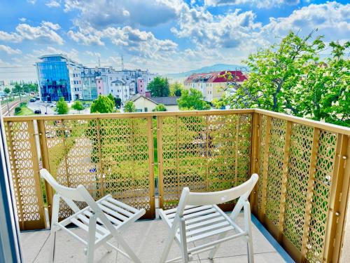 Wiener Neudorf Apartment | Modern Apartment with Balcony near SCS