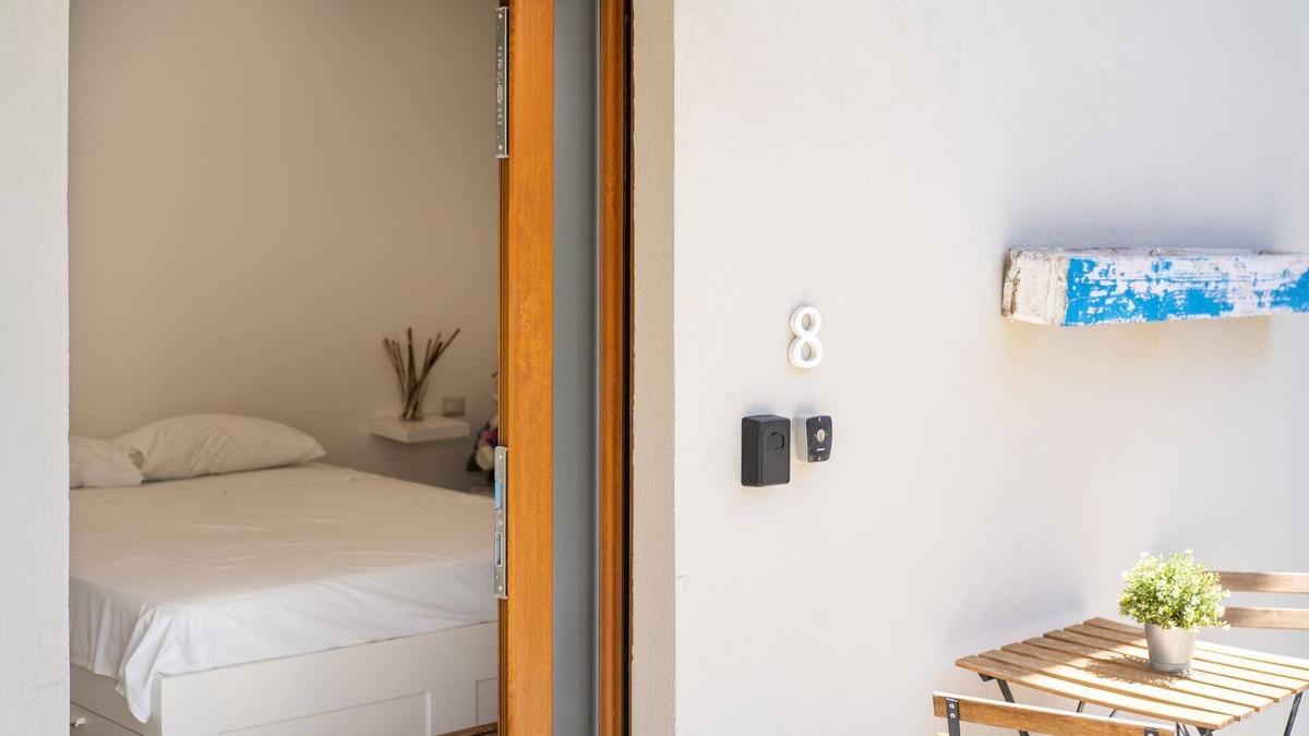 Strongoli Apartment | Modern apartment with private patio