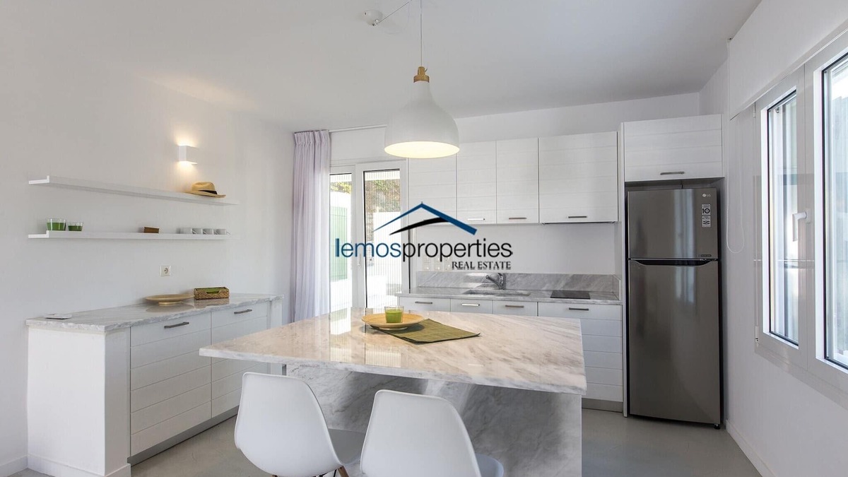 Koundouros Apartment | Modern apartment with a sea view and swimming pool