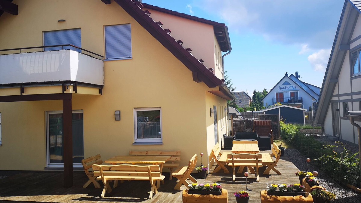 Zempin Apartment | Modern apartment with balcony and fireplace