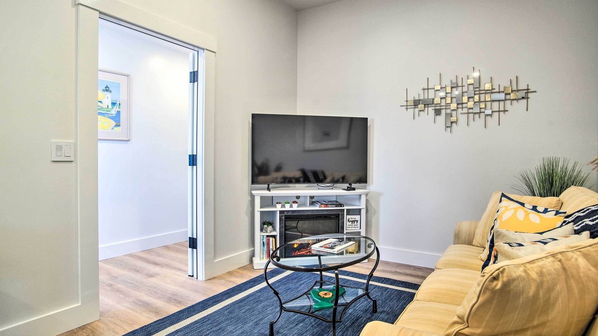 Lagoon Heights Apartment | Modern Apt Near Martha's Vineyard Beaches!
