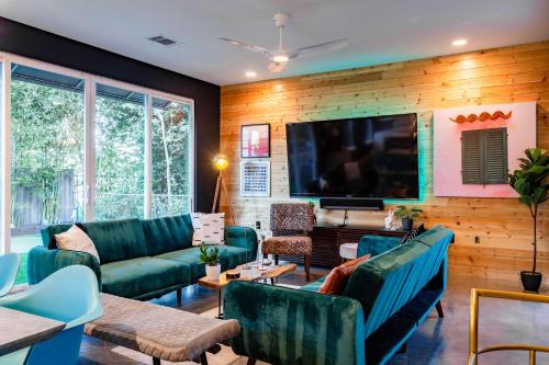 Holly House | Modern ATX Mansion 6th Street - 3 min scooter