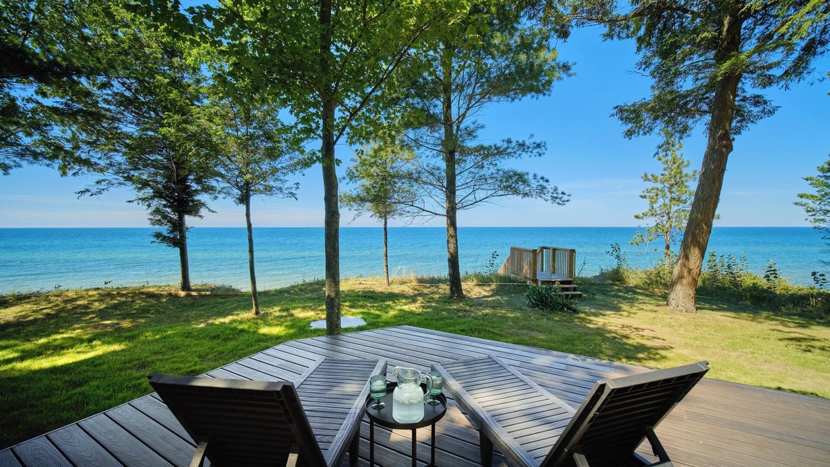 Manistee Cottage | ★Modern Beach House w/Sunset Views/Trails/Golfing/Skiing/Secluded Beach★