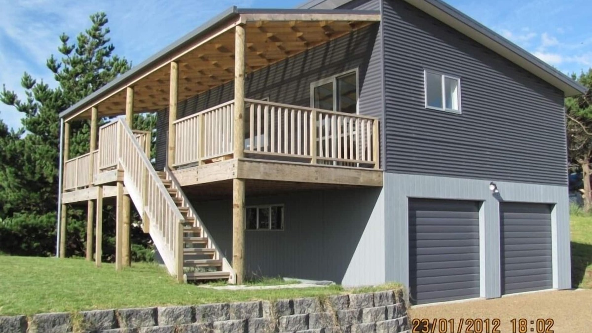 Hokio Beach House | Modern Bach - Sea, Mountains, Golf, Fishing