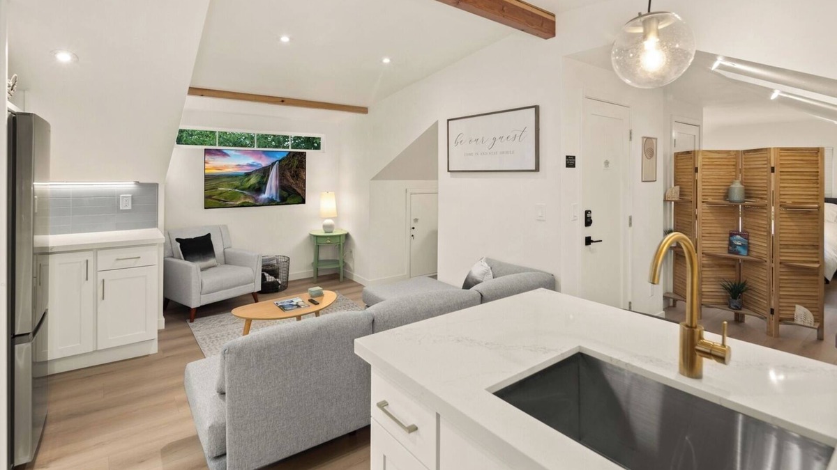 Ballard Apartment | Modern Ballard Flat with Private Entry & Fire Pit
