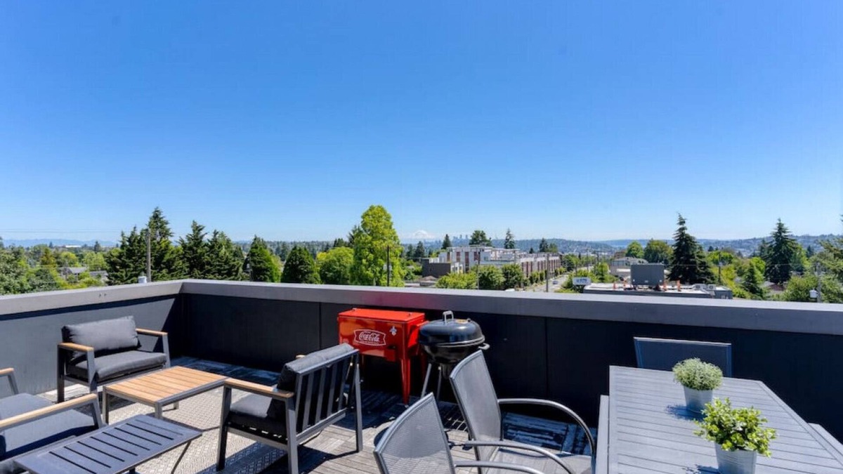 Loyal Heights House | Modern Ballard Townhome w/Rooftop Views