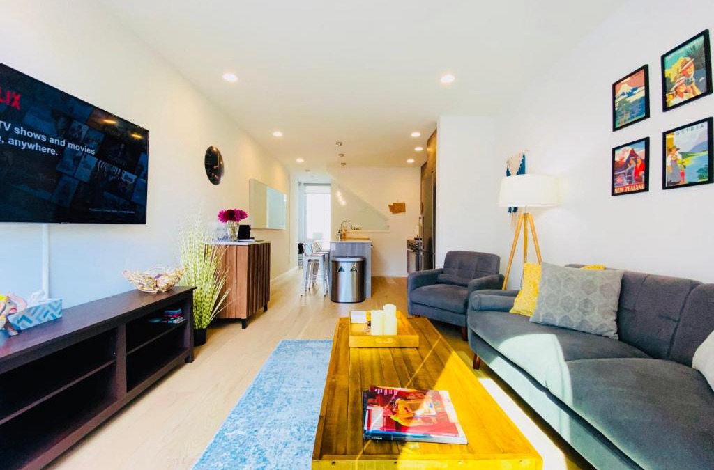 West Woodland Apartment | Modern Ballard Townhouse - 92 Walkscore & Rooftop!