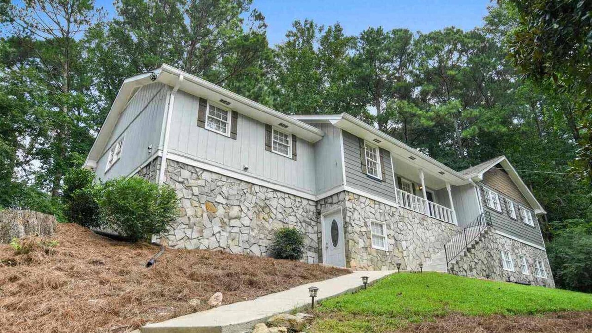 Lilburn House | Modern Basement APT min from Infinite Energy CENTER