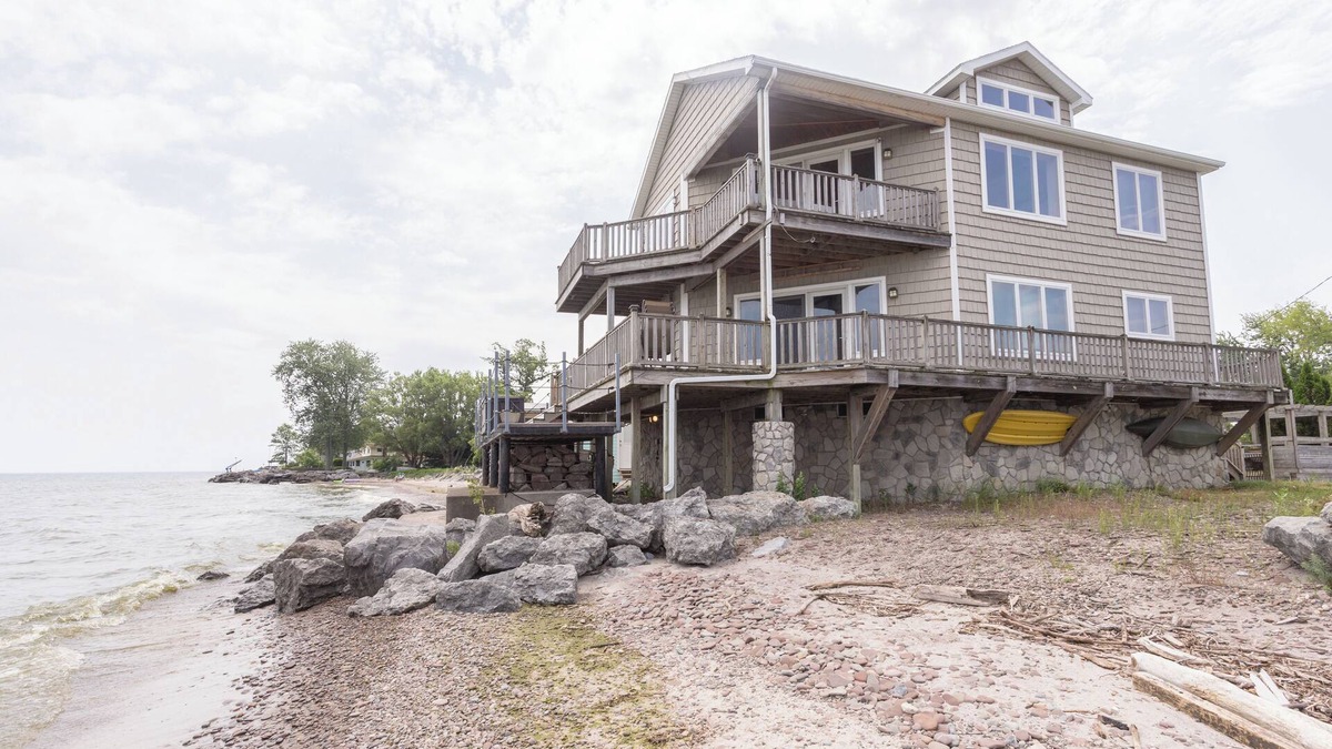 North Greece House | Modern beach front house on Lake Ontario, 2-bedroom, AC & WiFi in lovely Hilton.