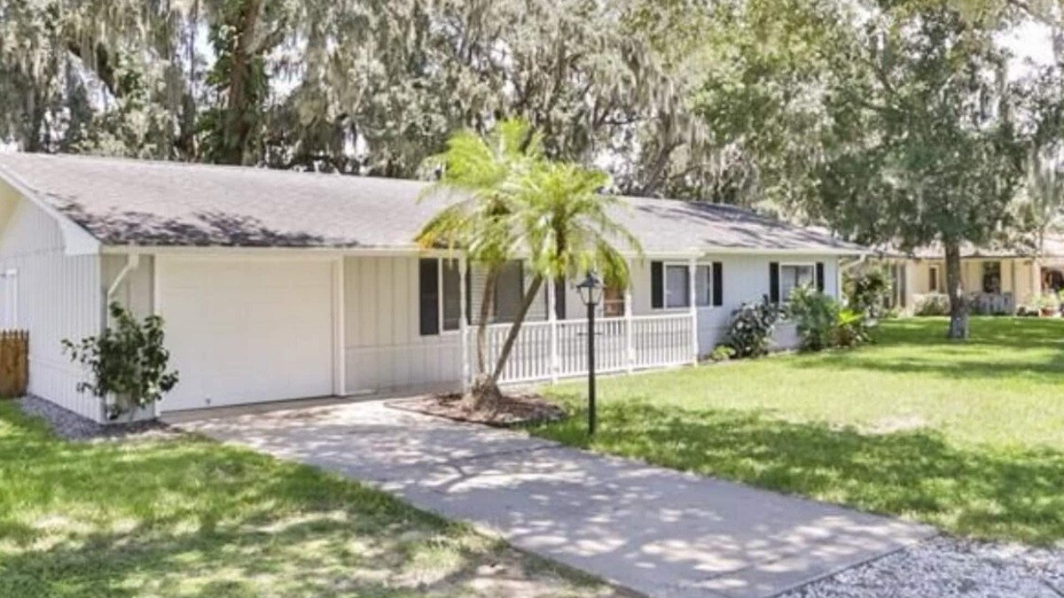 Florida Shores House | Modern beach themed 3b/2b home near New Smyrna Beach & Daytona Beach! Paradise!