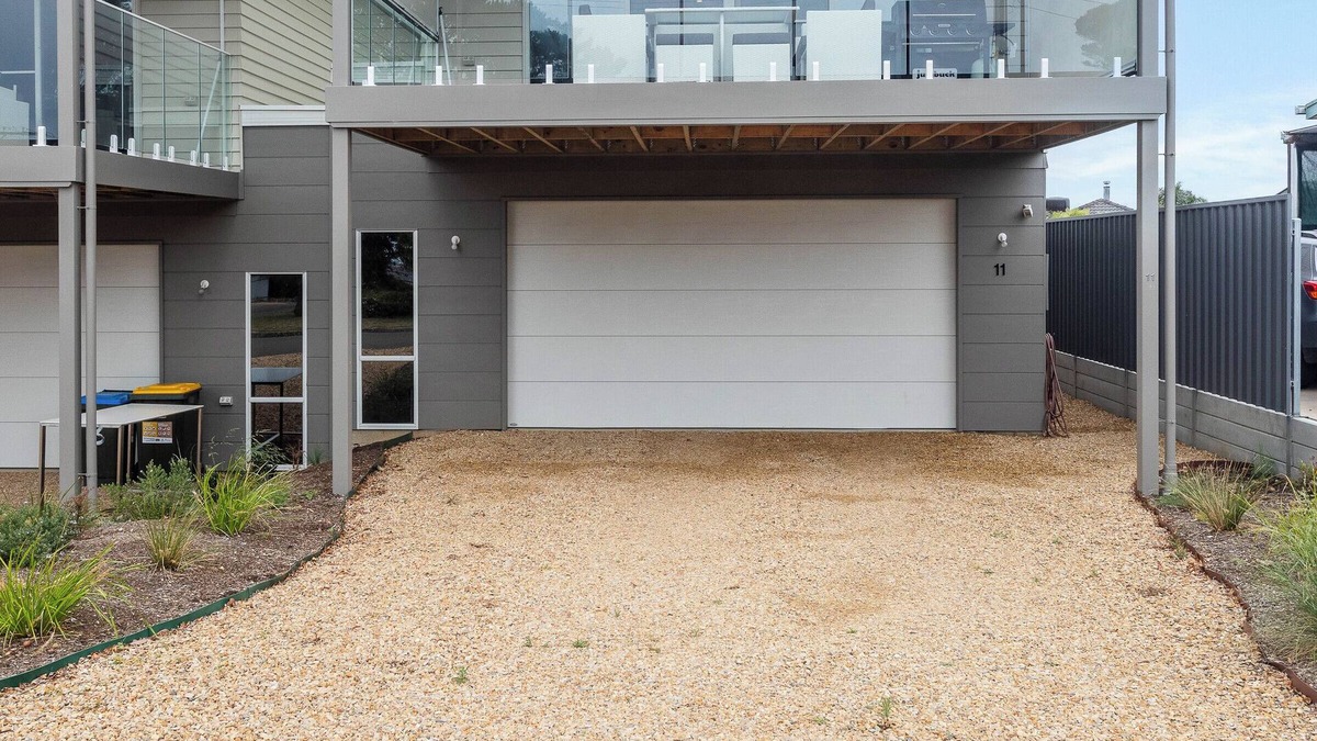 McCracken House | Modern Beachhouse, sea viewsn Great location, 3 mins to the beach.