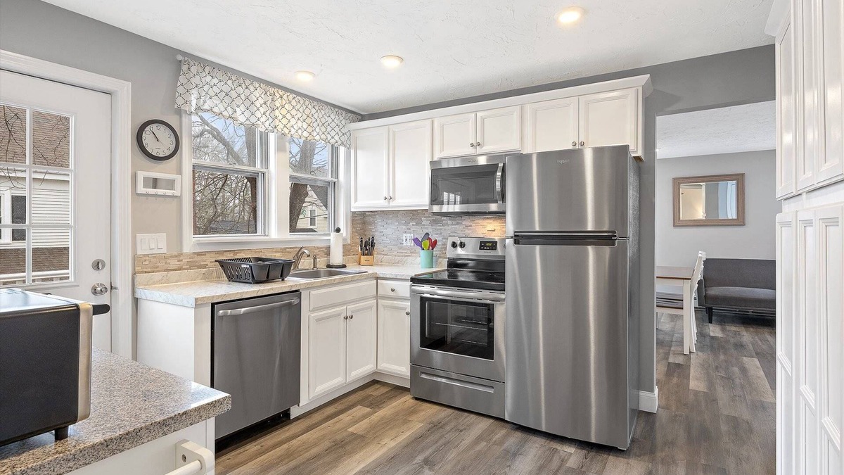 Onset Condo | Modern Beachside Condo in Onset Village: Walk to Dining, Market & Beaches Monthly Rates Available