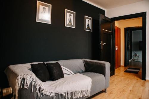 Goy Apartment | Modern & black - City - Netflix - Wifi - 4 Person
