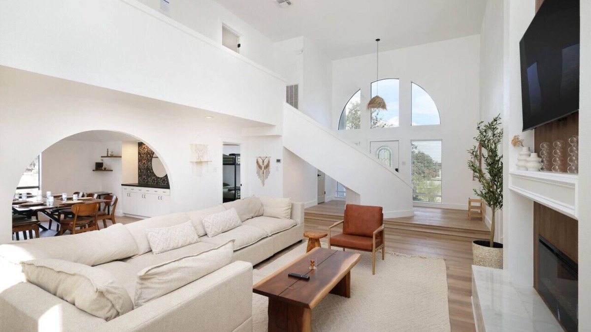 Medical Center District House | Modern Boho 5BR W Pool+Six flags