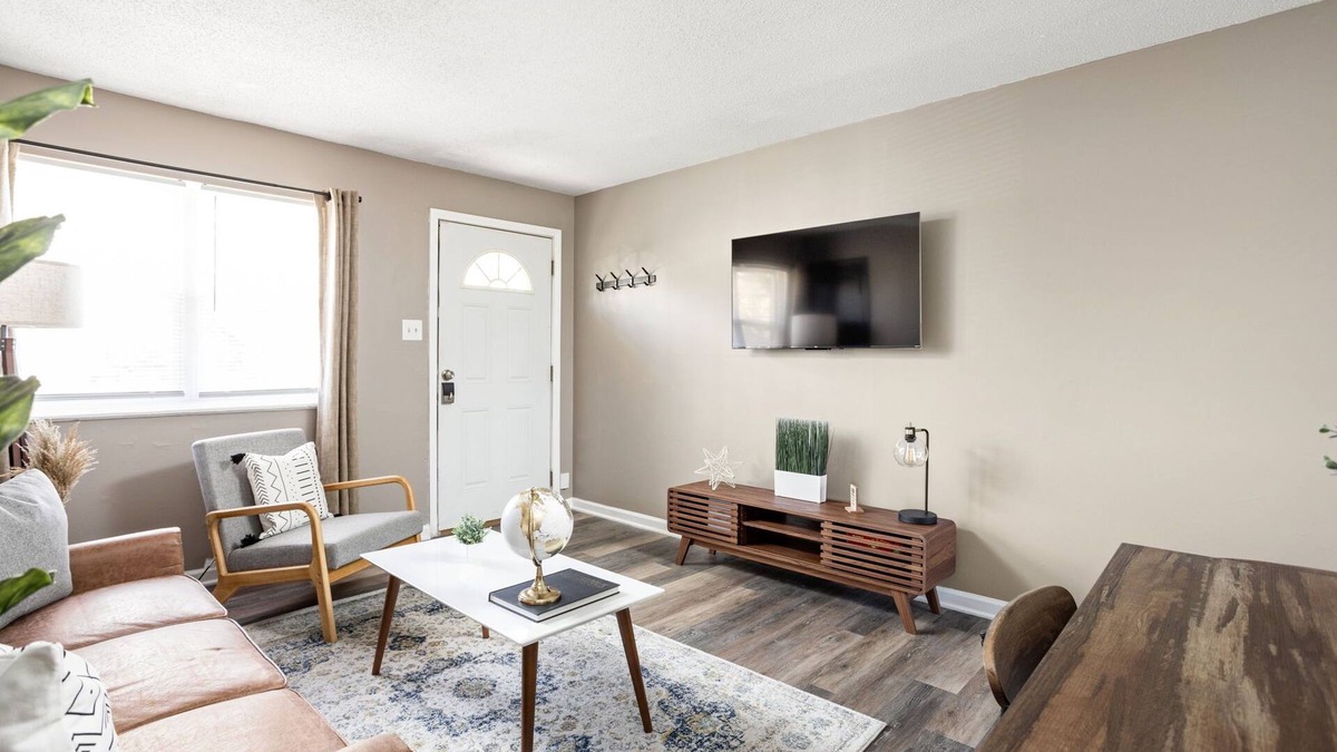 Wayne House | Modern Boho Villas 10 min Airpt./Speedway