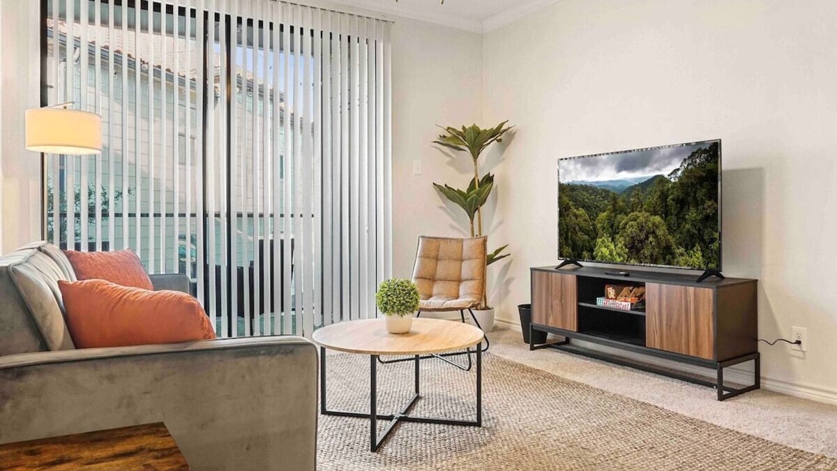 Irving Apartment | Modern Boho WFH Getaway | Gym | FREE Parking