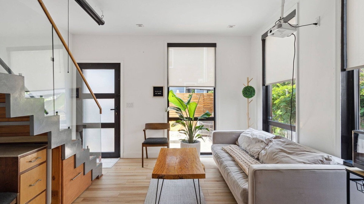 Fishtown Apartment | Modern Bright Loft in Fishtown with Greenhouse