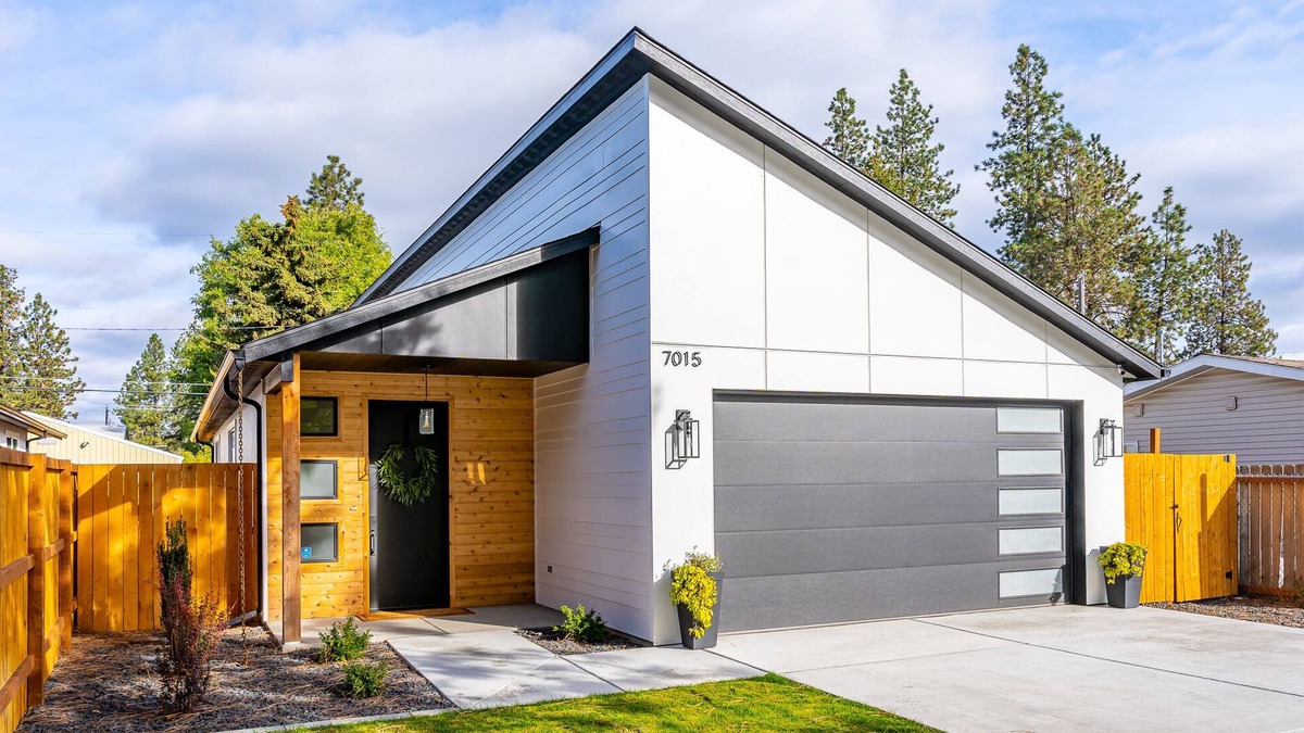 Mica House | Modern & Bright Newly Built Home! Clean Relaxing Comfy Minutes to Hiking