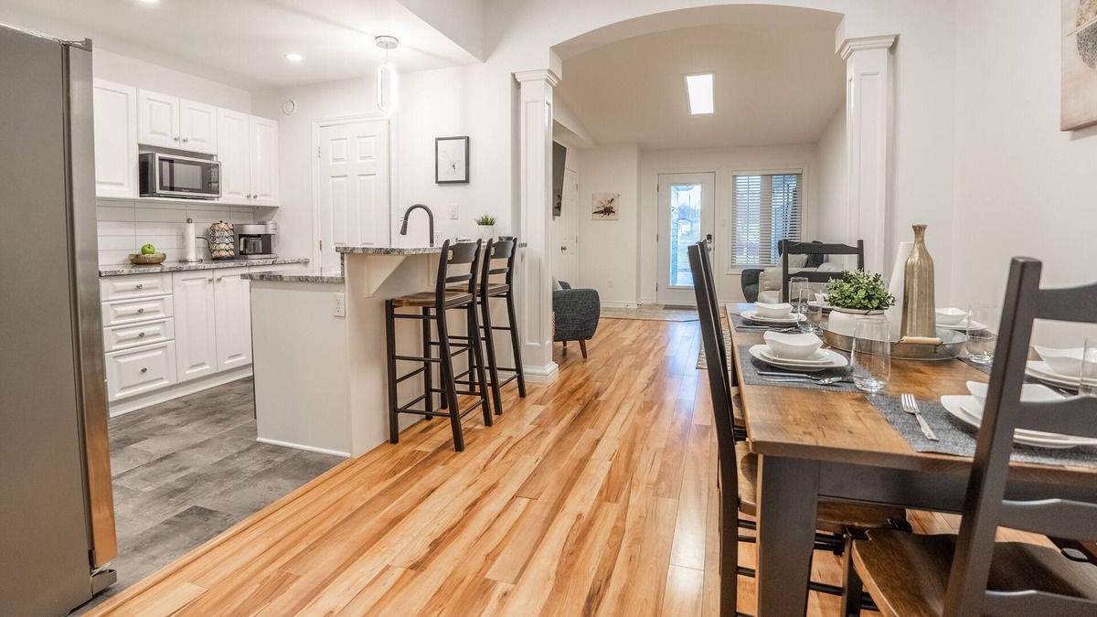 Cornwall House | Modern, Bright Townhome - Sleeps9+Wifi+Close To Hwy