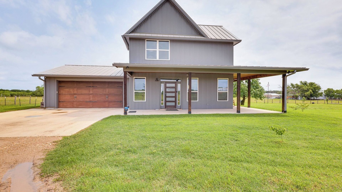 Bryan House | Modern Bryan Farmhouse on 1 Acre w/Hot Tub!
