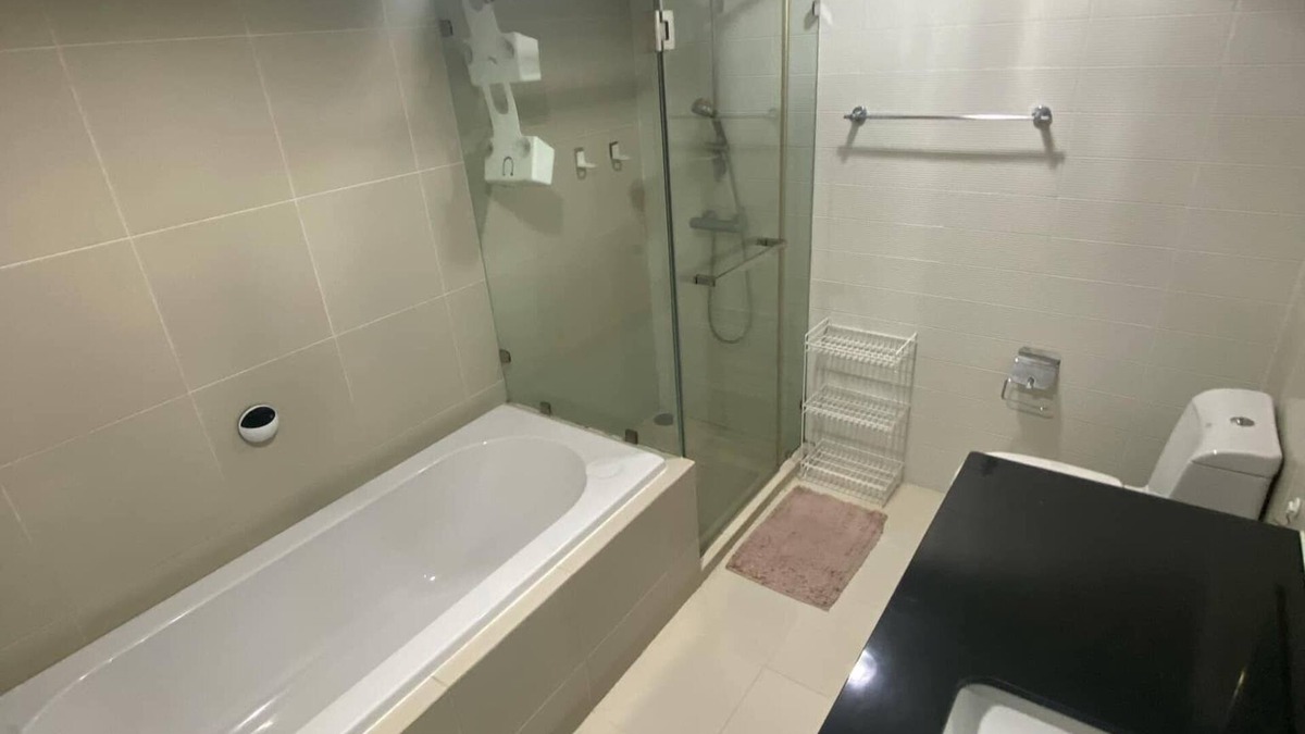 Huai Khwang Condo | "Modern Condo Overlooking Pool – Perfect for Relaxation"