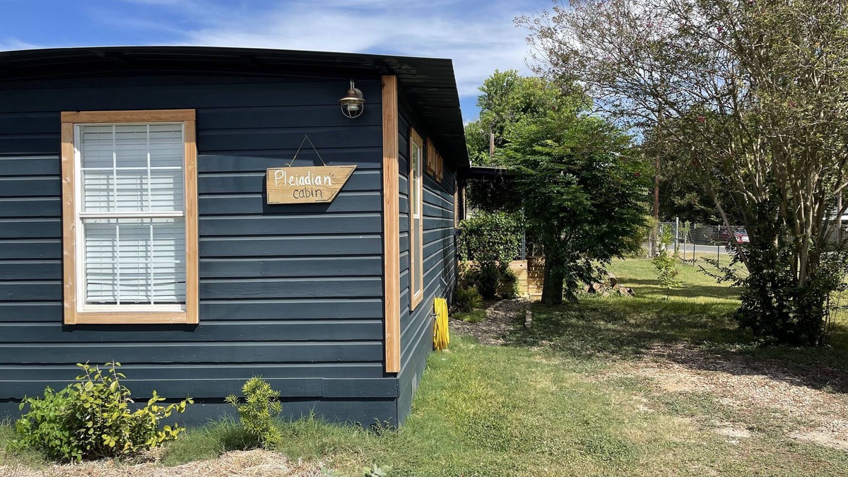 Manchaca Cabin | Modern Cabin Oasis 8 mins from Circuit of The Americas - COTA