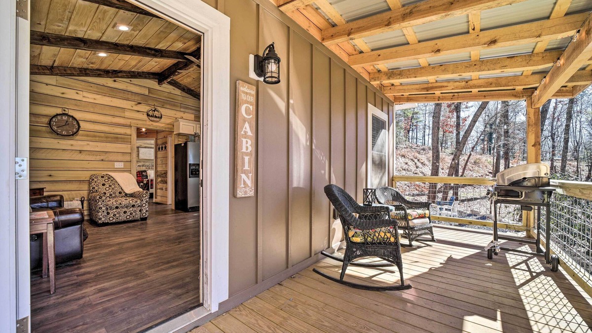 Pisgah Forest Cottage | Modern Cabin w/Fire Pit < 3 Mi to Trails!
