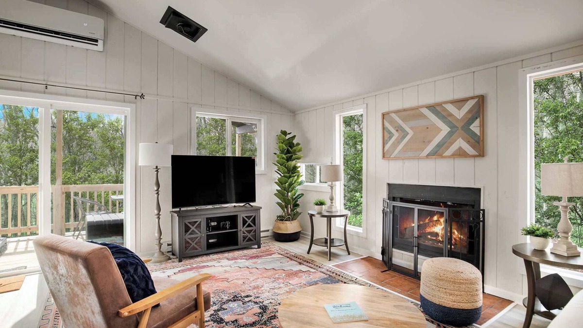 Sleepy Hollow Ski Chalet | Modern Cabin w Hot Tub, Wifi & Huge Deck!