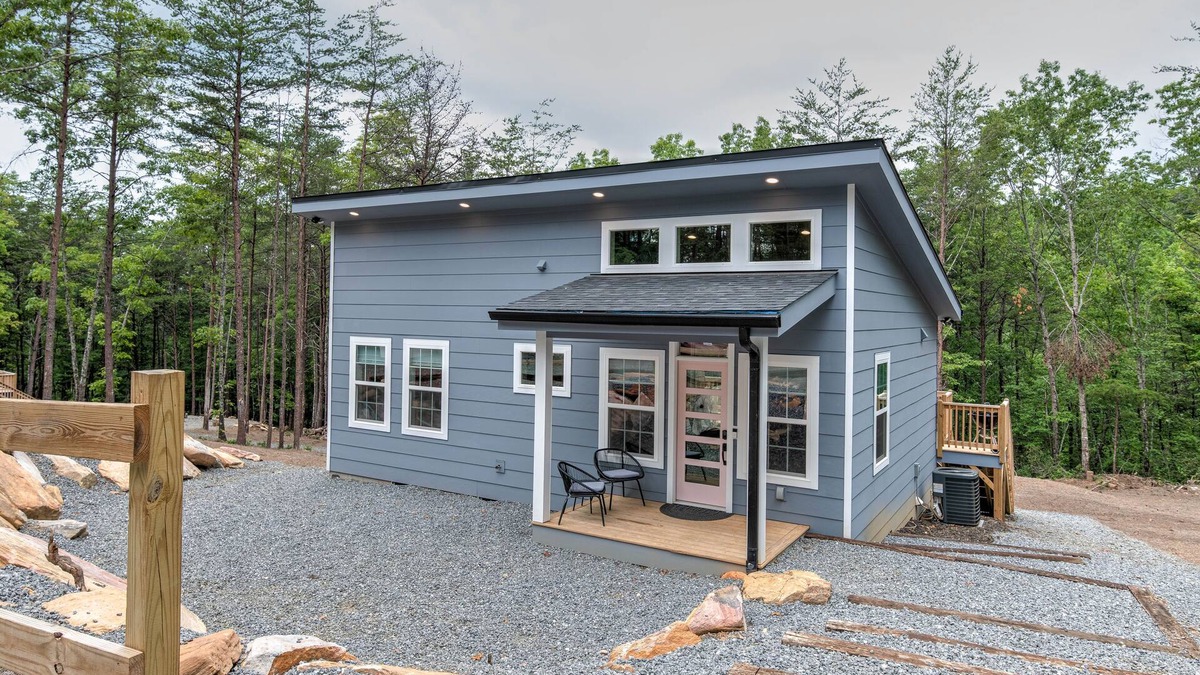 Lake Lure Cabin | Modern Cabin with Hot Tub