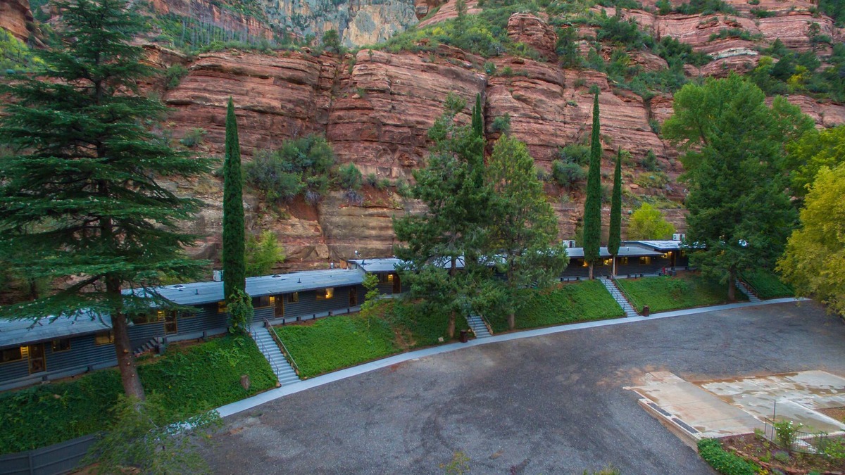 Sedona House | Modern cabins for 45 with views of the red rocks next to Slide Rock State park