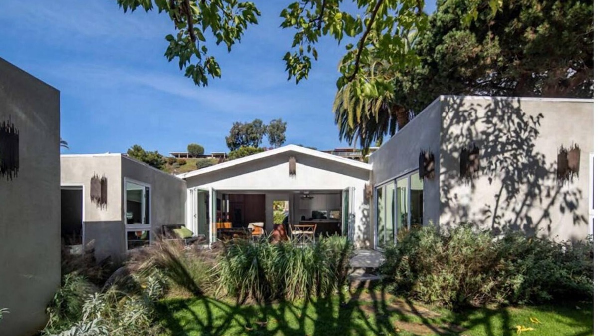 La Jolla Mesa House | Modern California beach house, indoor-outdoor living, walk to the beach