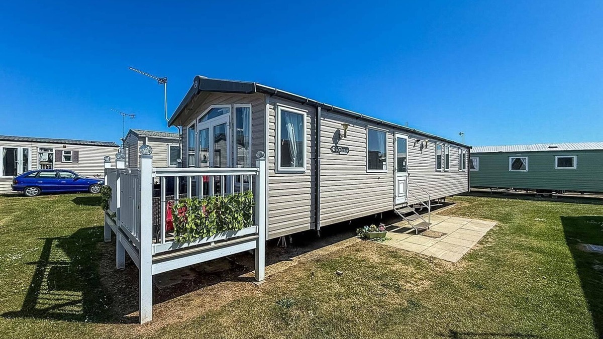 Great Yarmouth House | Modern caravan with decking near Scratby Beach ref 50007E
