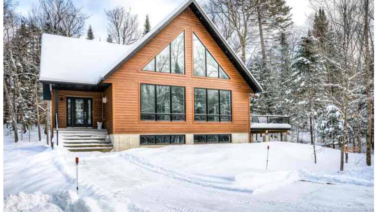 Lac Superieur Village Cottage | Modern Chalet 1.2KM to Tremblant's North Side!