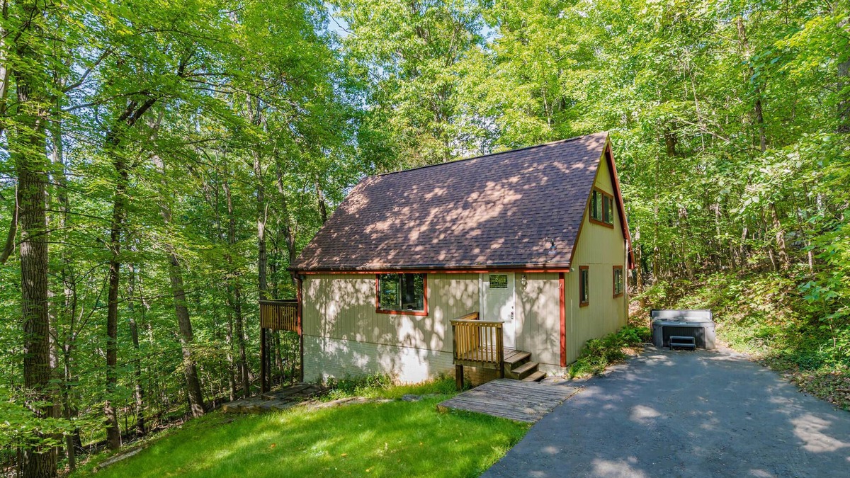 Ridgeway Ski Chalet | Modern Chalet w Hot Tub, Large Deck, Grill & WiFi