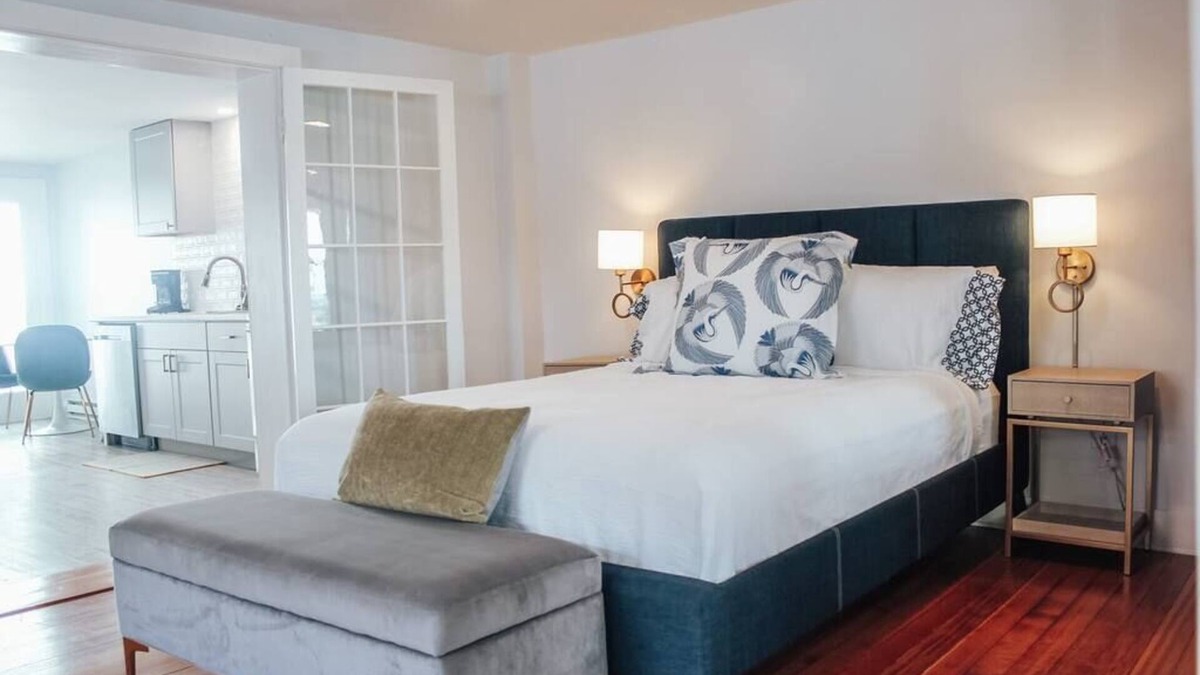 Clayton Condo | Modern Chic 1-BR Unit in the Cottages on James