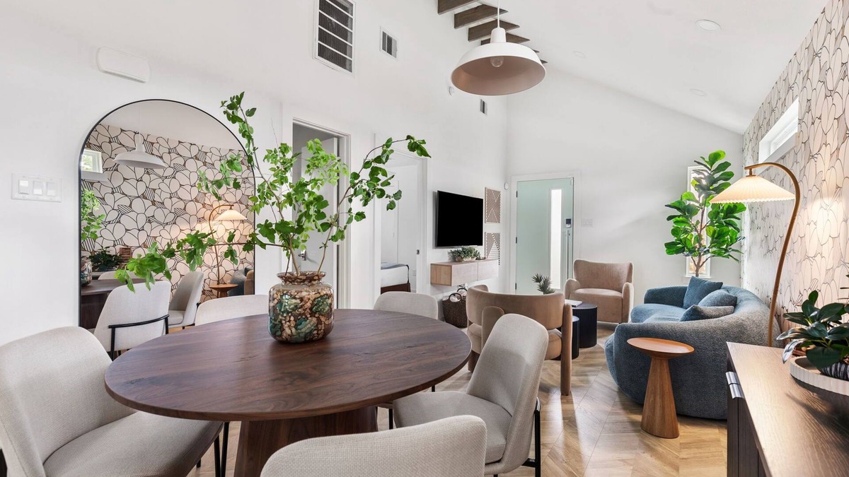 Northside House | Modern Chic 2-bedroom bungalow with WiFi and AC near Downtown Houston
