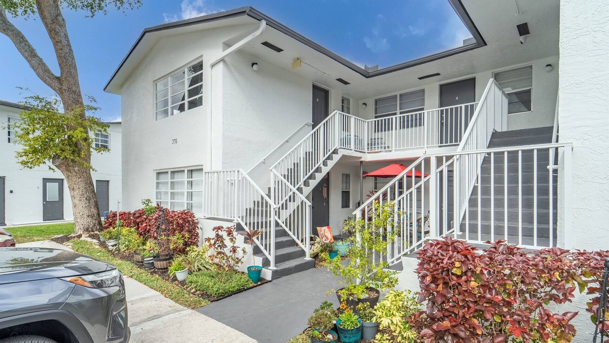 Survey Creek Apartment | Modern Chic Getaway - Sleeps 11 - Palmwavestays