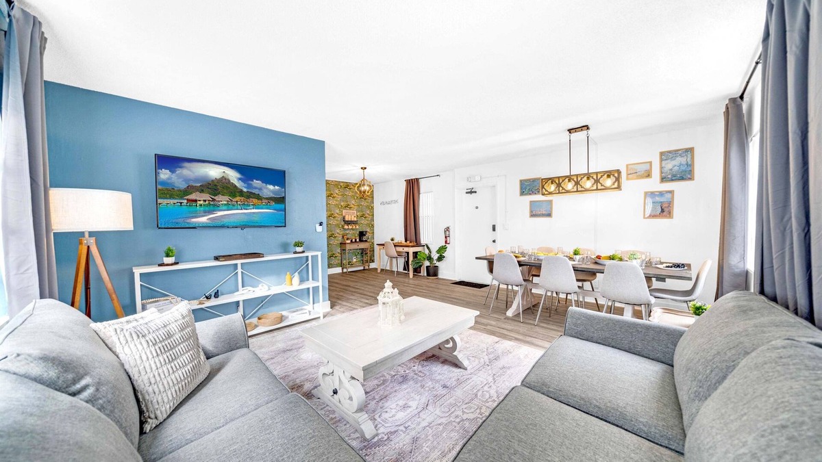 Survey Creek Apartment | Modern Chic Getaway - Sleeps 10 - Palmwavestays