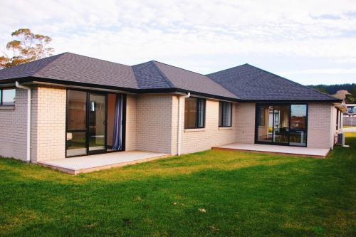Pukehangi House | Modern Chic - Ideal Location - 5 Bedrooms - In Rotorua