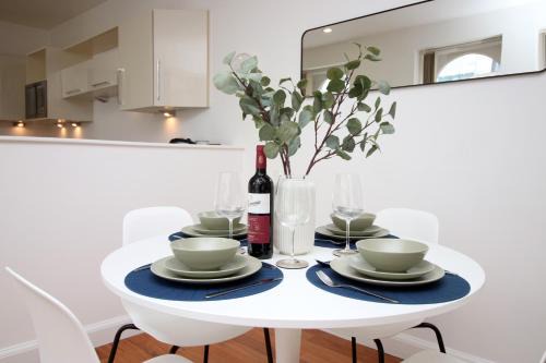 Castle Quarter Apartment | Modern City Apartment , 2-Bed, En-Suite, Central