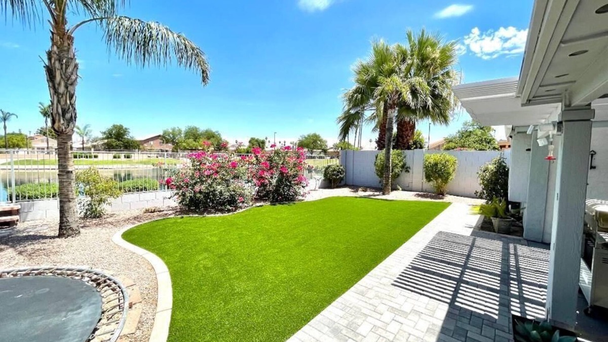 Desert Sands Golf Country House | Modern & clean home with lake view