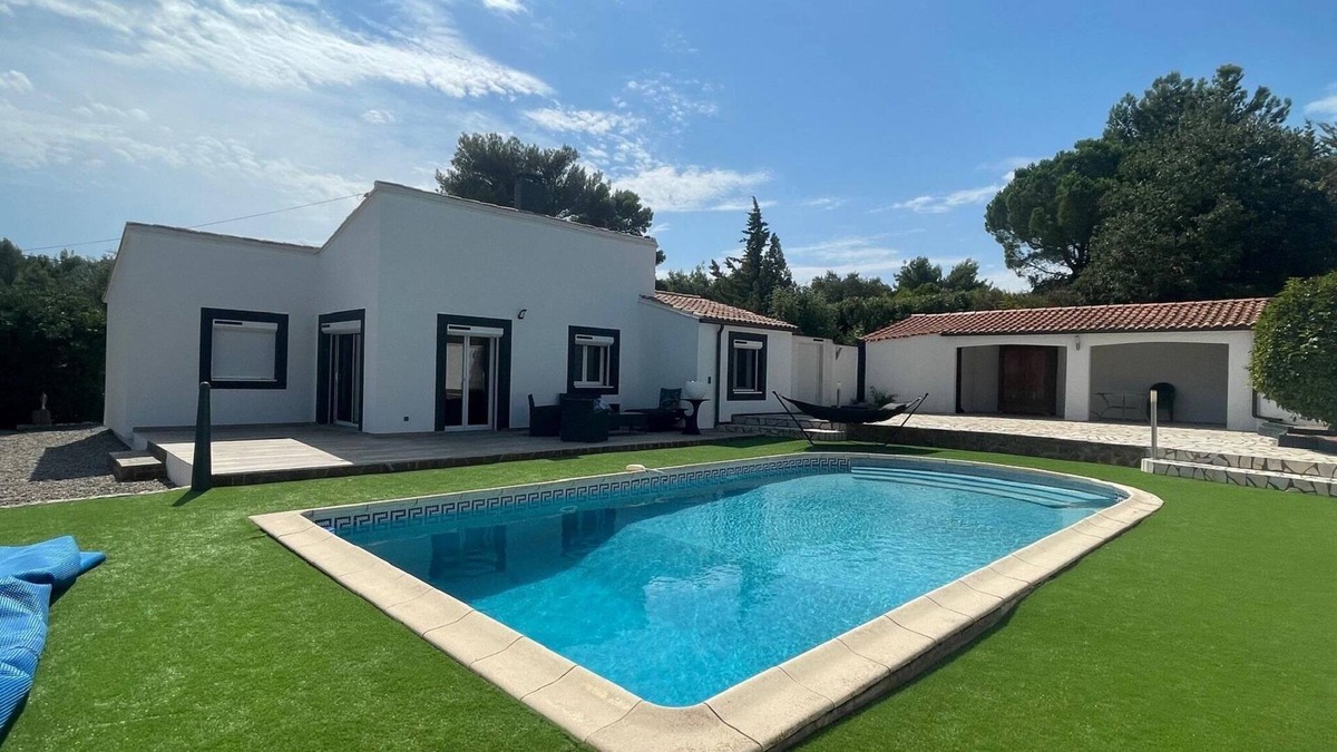 Pouzols-Minervois House | Modern Comfort in Minervois