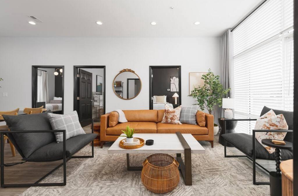Maxwell Apartment | Modern Comfort 8 Beds, 4 Bedroom Walk to Restaurants, Bars, Coffee