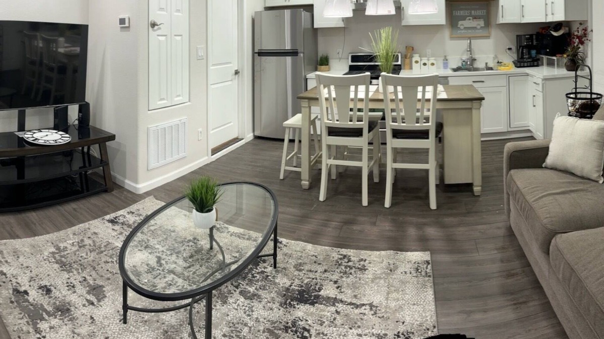 El Centro House | Modern Comfort- Full Kitchen + Private Parking- Ideal for Professionals