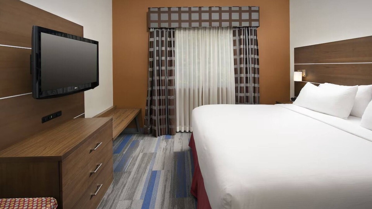 Ruckersville Hotel | Modern Comfort & In-Room Amenities l Close to Charlottesville Highlights