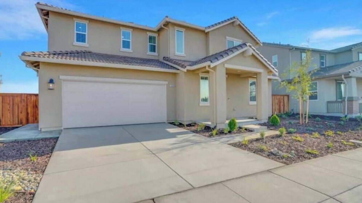 Peters House | Modern Comfort: Manteca Edition