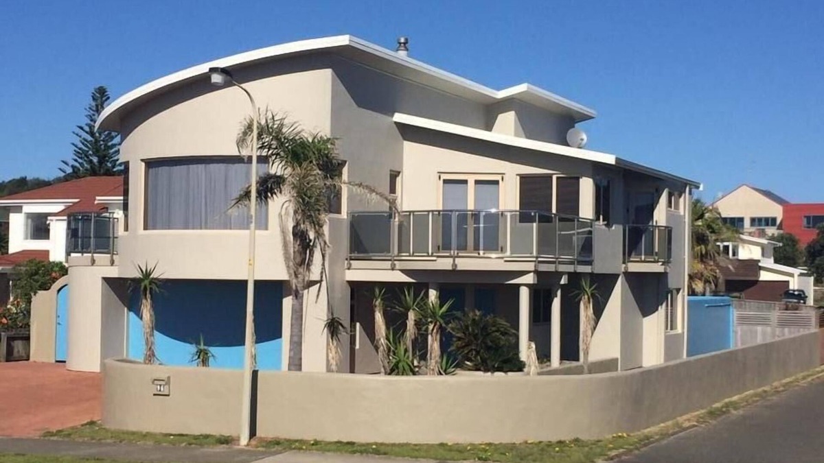 Ohope House | Modern, comfortable, house. Right on the Beach.
