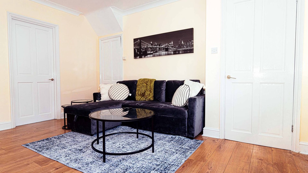 Hatfield House | Modern,comfy 2 Bedroom House in Hatfield, Town Centre, Free Parking!