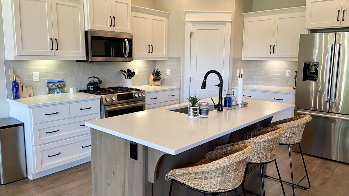 Meridian House | Modern Comfy 3BR house near the Village + Downtown
