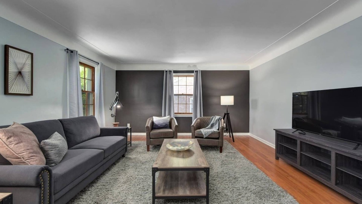 Shaker Heights Apartment | Modern & Comfy ~ Close to Cleveland Clinic ~ Long-Stays Welcome ~ Safe Area
